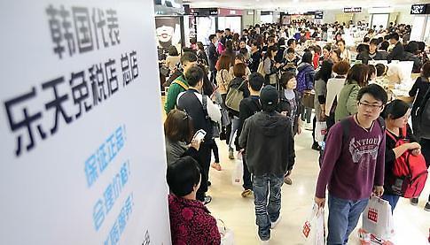 中国游客在韩百货店人均消费额大减 廉价商品受青睐