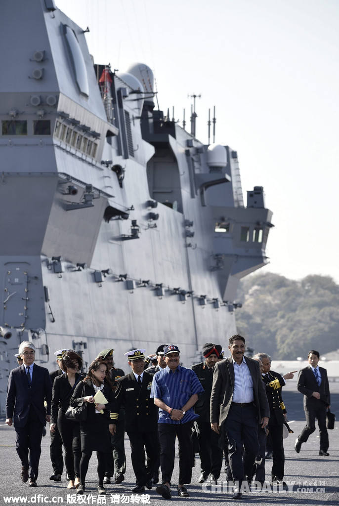 印度防长参观日本“出云”号护卫舰 拟加强海上合作