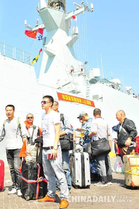 中国海军实拍也门撤侨登舰撤离场面（组图）