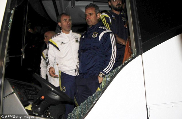 土耳其一足球队乘巴士遭袭 司机头部受伤