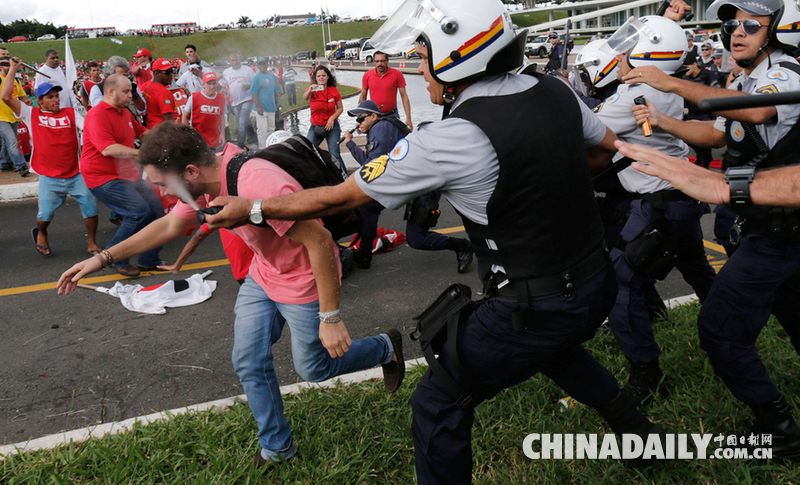 巴西民众游行抗议企业劳务外包 与警方激烈冲突
