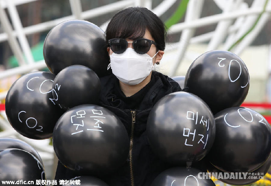 韩国民众身绑“二氧化碳”抗议增设煤炭发电