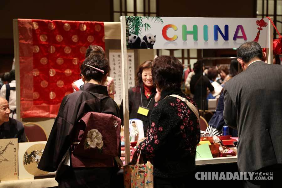 亚洲妇女友好会东京慈善义卖 中国义卖品受欢迎