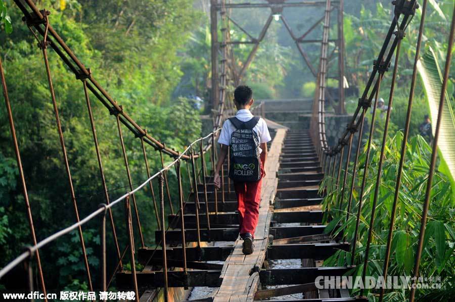 印尼儿童冒生命危险过“独木桥”上学（组图）