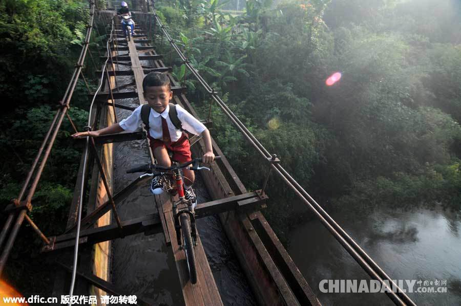 印尼儿童冒生命危险过“独木桥”上学（组图）