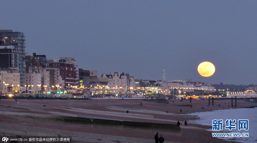 英国海滨城市现巨型橙色月亮 令观者震惊
