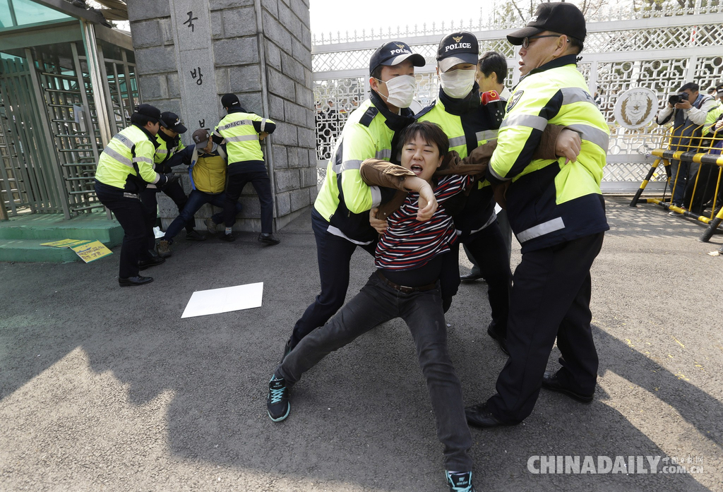 韩国民众抗议美国防部长访问 与警察激烈冲突