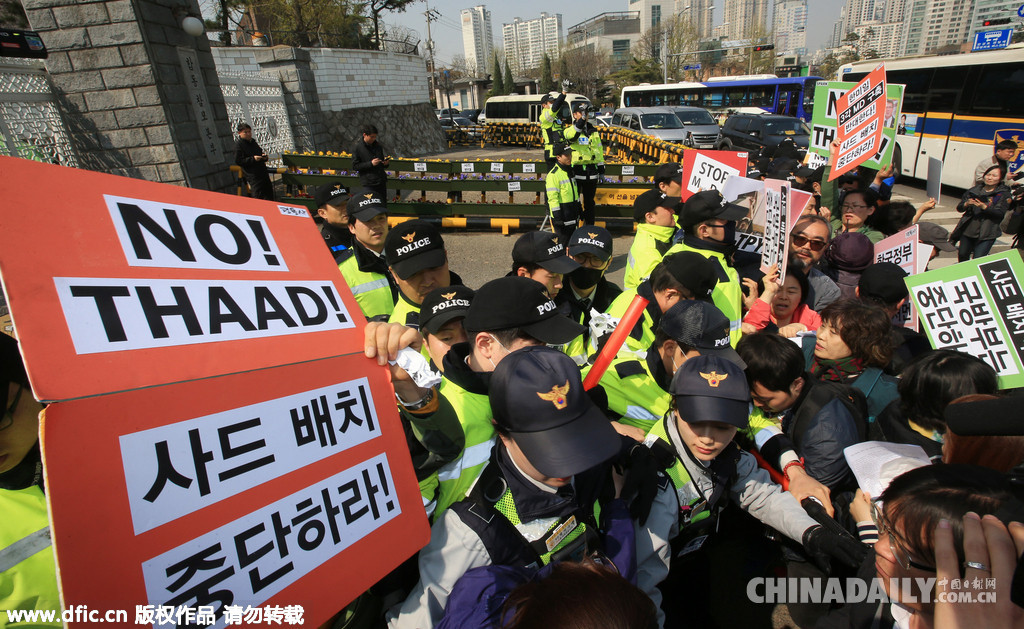 韩国民众抗议美国防部长访问 与警察激烈冲突