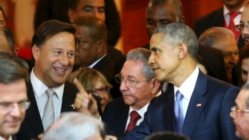 奥巴马和卡斯特罗在美洲峰会见面 互相握手问候