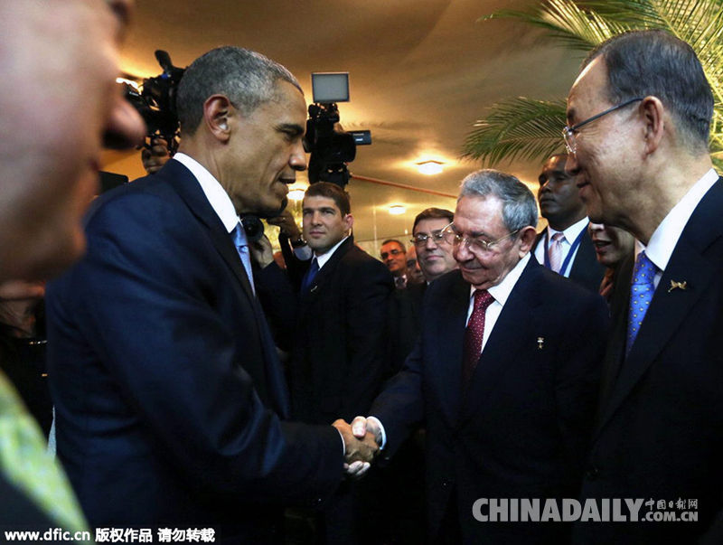 美洲峰会开幕 奥巴马与卡斯特罗握手寒暄