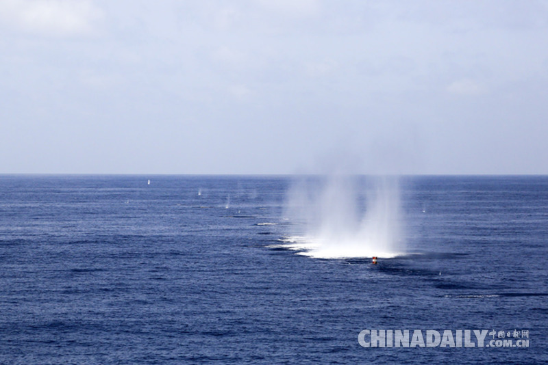 海军第十九批护航编队潍坊舰进行全系统多科目实弹射击训练