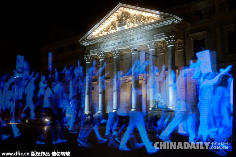 世界首次虚拟游行：西班牙民众用全息影像抗议新法律