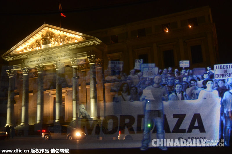 世界首次虚拟游行：西班牙民众用全息影像抗议新法律
