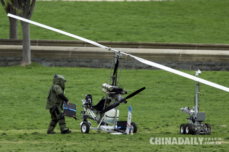 美国邮递员驾直升机闯入国会草坪降落遭逮捕