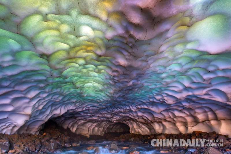 堪察加半岛“彩虹冰洞” 如万花筒般绚丽多彩