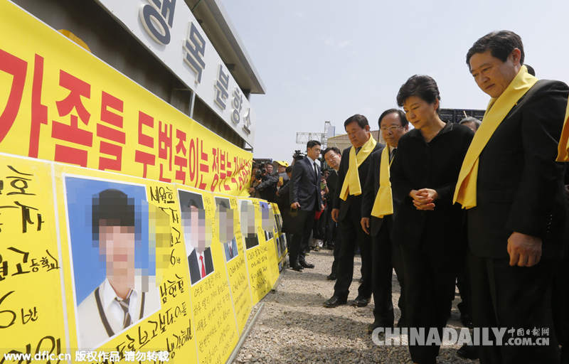 韩国“世越”号沉船事故一周年 朴槿惠参加悼念活动