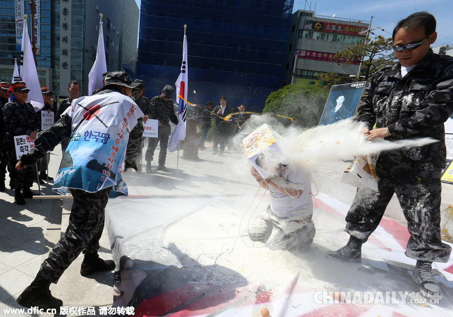 韩国举行反日示威 向假扮安倍男子砸鸡蛋撒面粉