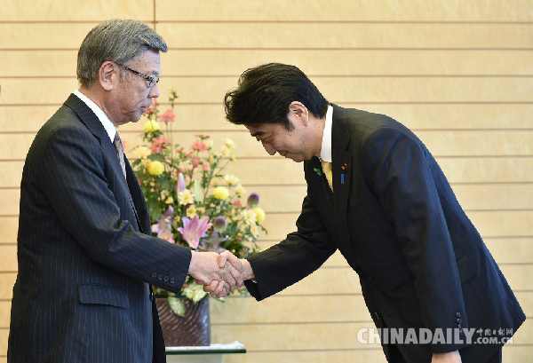 冲绳知事首次会晤安倍 态度强硬决不允许建新基地