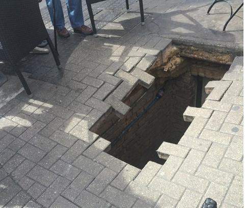 伦敦一女子逛街突遇地陷 跌入2米多深洞