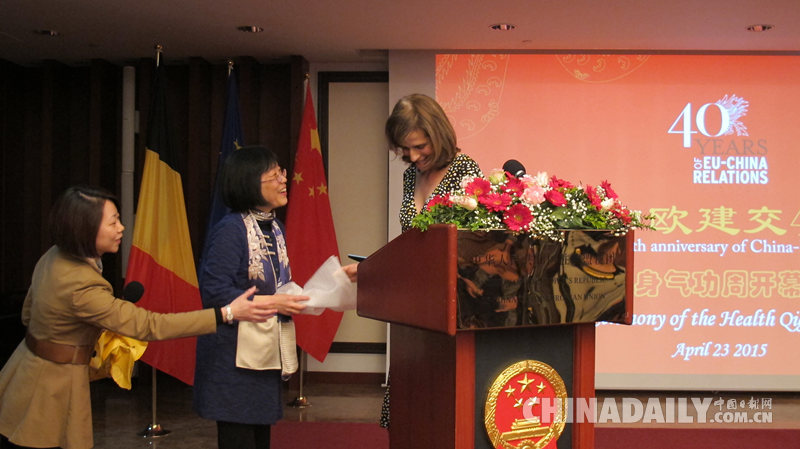 我驻欧盟大使杨燕怡习“八段锦” 传播中华传统文化