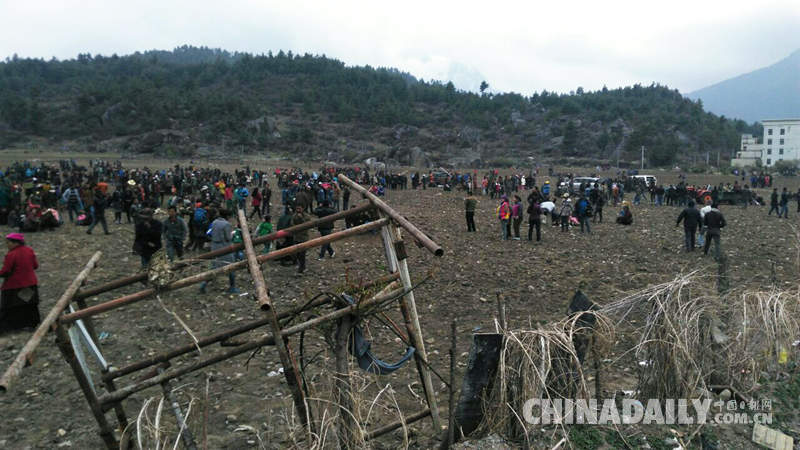 西藏日喀则市吉隆县吉隆镇群众聚集在吉隆镇空旷处避难.