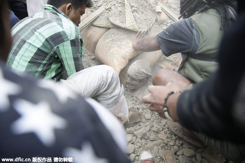 外媒：尼泊尔地震已致876人遇难