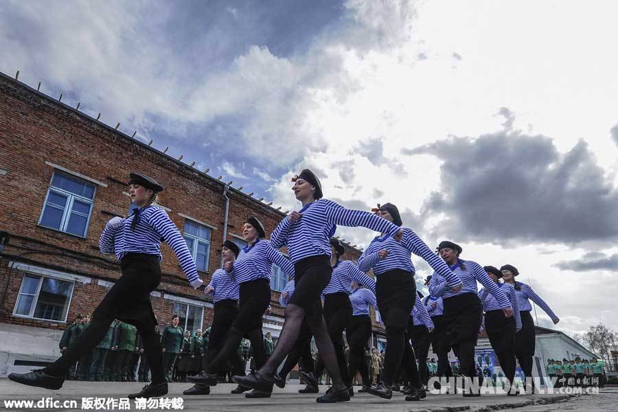 俄罗斯女子监狱举行游行 纪念二战胜利70周年