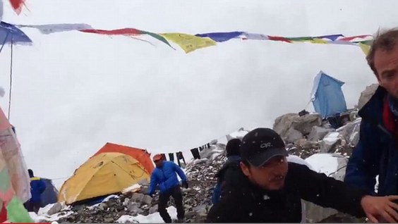 德国登山者拍摄雪崩瞬间 仍有700余人被困珠峰