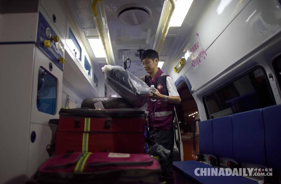 中国政府首支医疗救援队今起程赴尼泊尔