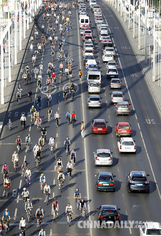 匈牙利各地民众骑车集会 推广绿色出行方式