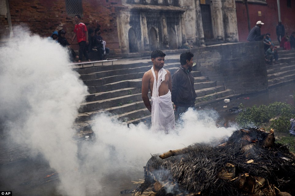 河畔的葬礼：尼泊尔为地震遇难者举行大规模火葬