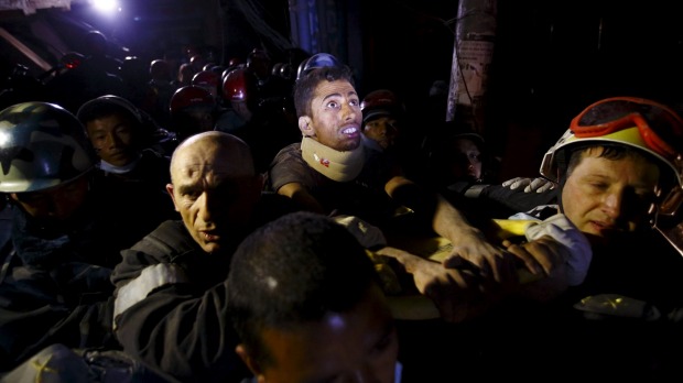 尼泊尔地震一男子被埋约80小时后成功获救