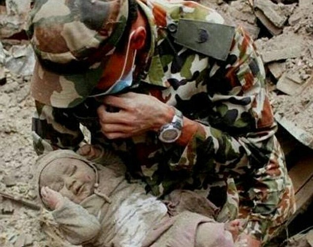 奇迹宝宝！尼泊尔4个月婴儿地震被困22小时后获救