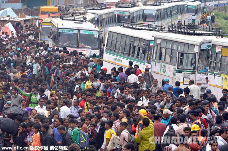 尼泊尔地震引发难民潮 民众乘车涌向尼印边境（组图）