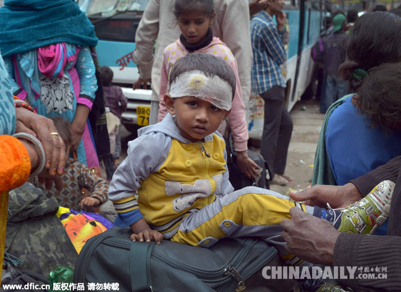 尼泊尔地震引发难民潮 民众乘车涌向尼印边境（组图）
