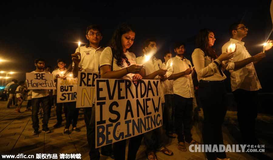 印度孟买民众点烛哀悼尼泊尔大地震遇难者