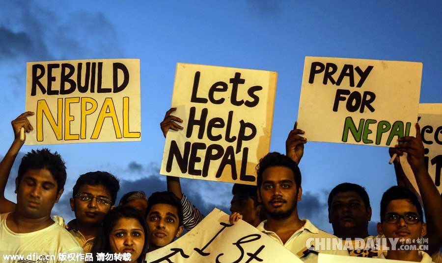 印度孟买民众点烛哀悼尼泊尔大地震遇难者