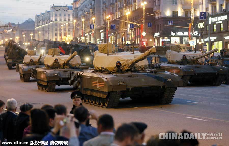 俄举行胜利日阅兵夜间彩排 装甲车辆驶上街道引围观