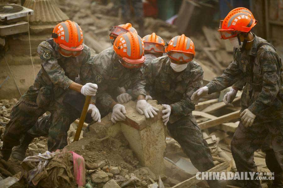 中国救援人员在尼泊尔展开救援
