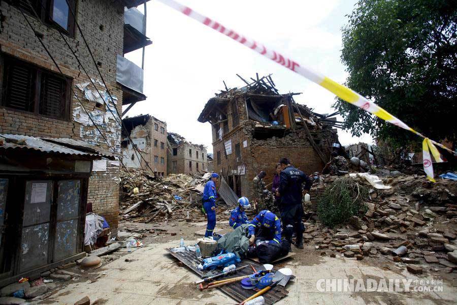 中国救援人员在尼泊尔展开救援