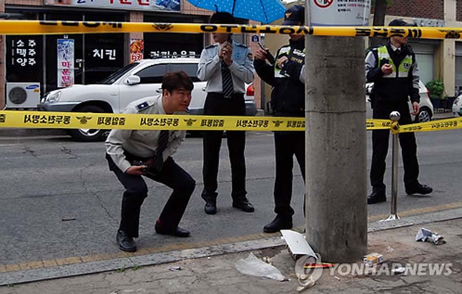 玩具炸弹现身韩国街头 吓坏清洁工