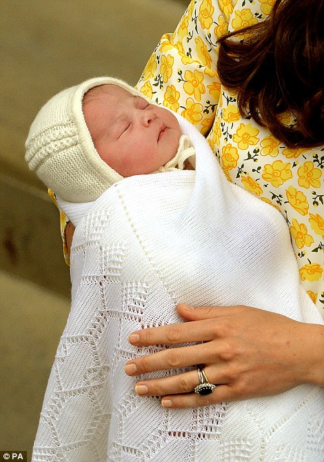 英国凯特王妃生产10小时后出院 小公主首次露面