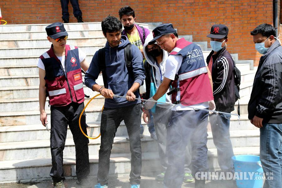 中国救援队在尼泊尔地震灾区开展疫情控制工作
