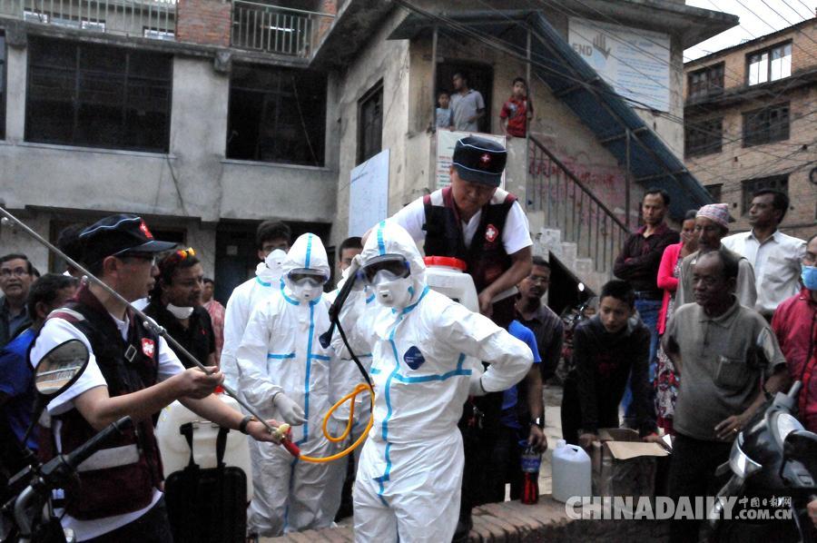中国救援队在尼泊尔地震灾区开展疫情控制工作