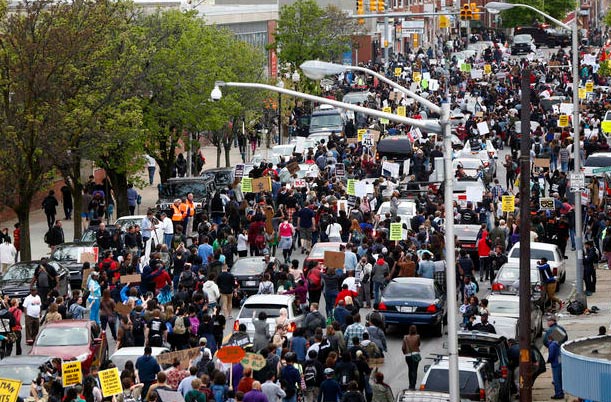 巴尔的摩千余人和平游行 庆祝黑人命案6警官被诉