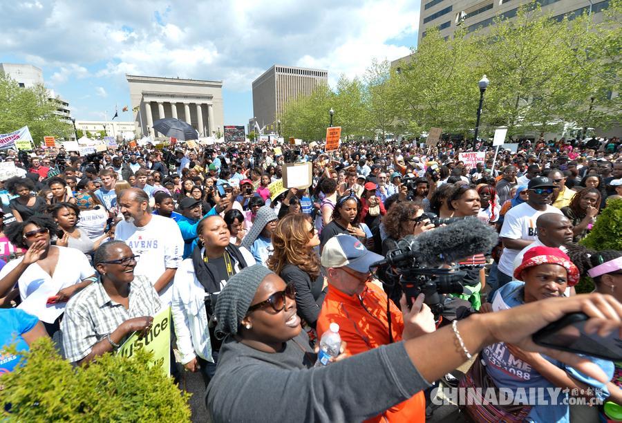 巴尔的摩举行大规模集会 庆祝黑人致死案警察被诉