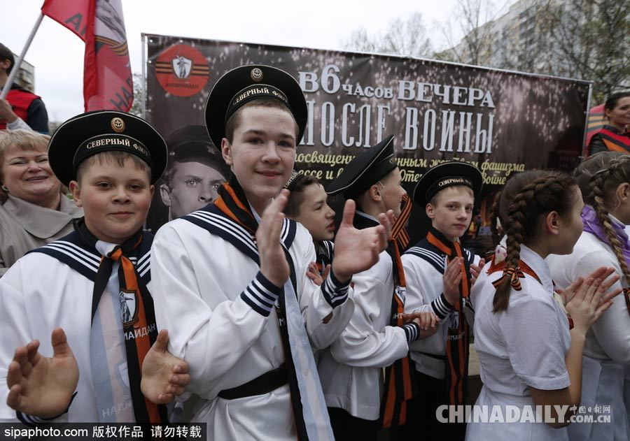 俄罗斯民众穿二战服饰现身街头载歌载舞玩快闪