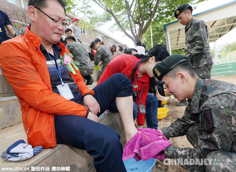 韩国父母节前夕 士兵跪地迎父母洗脚表孝心