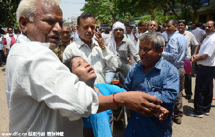 外媒称尼泊尔再次发生强震 已致上千人伤亡