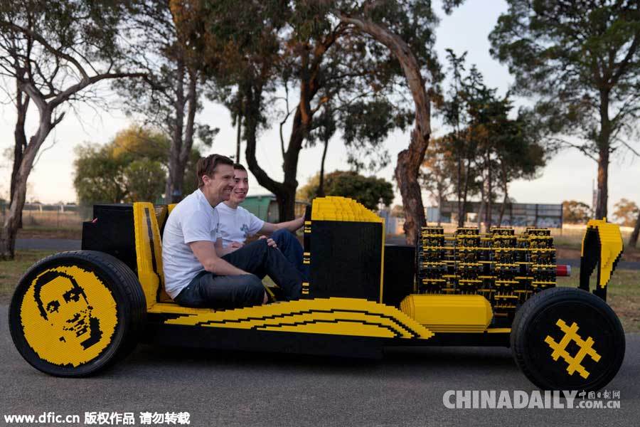 澳两男子50万块乐高搭出全尺寸汽车 时速高达29公里